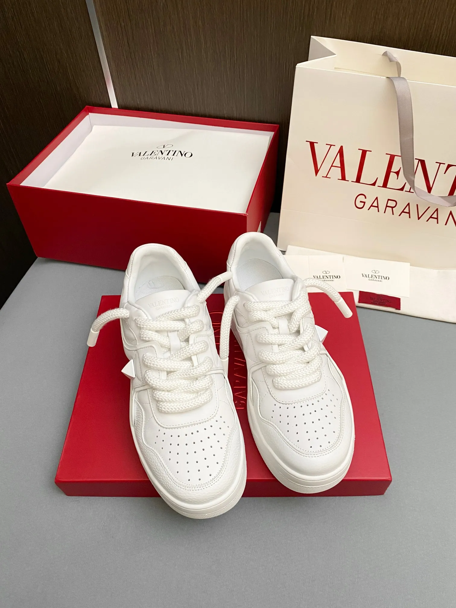 👟👟Ex-factory price 640👟👟 Women's Shoes Factory 🔺Valentino🔺Valentino New Casual Shoes 2023 Latest Style Popular Style for Catwalk Couples Thick Shoes, Elsa Hosk Zhang Yixing Guan Xiaotong and many other stars have the same style 🔥 Top version + lasting technology, uppers are fully oiled. Fabric: Customized cowhide + cowhide lining with breathable mesh. Outsole: Original molded T👟👟Ex-factory price U thickened outsole. Size for women is 35-40. Men’s is 39-45.